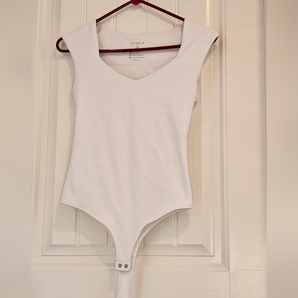 NWOT White Reoria Bodysuit with cap sleeves, size small